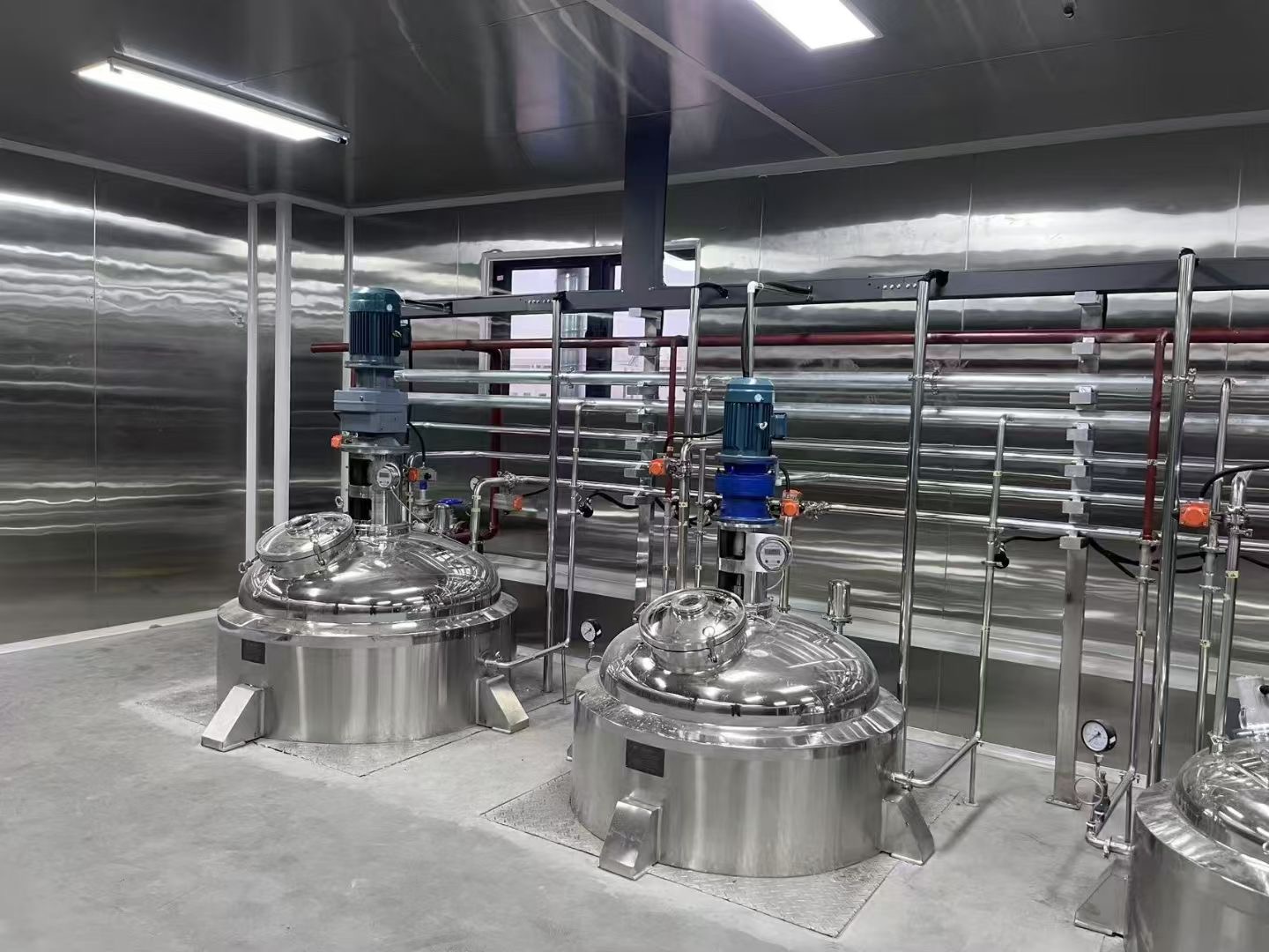 不锈钢反应釜安装调试现场